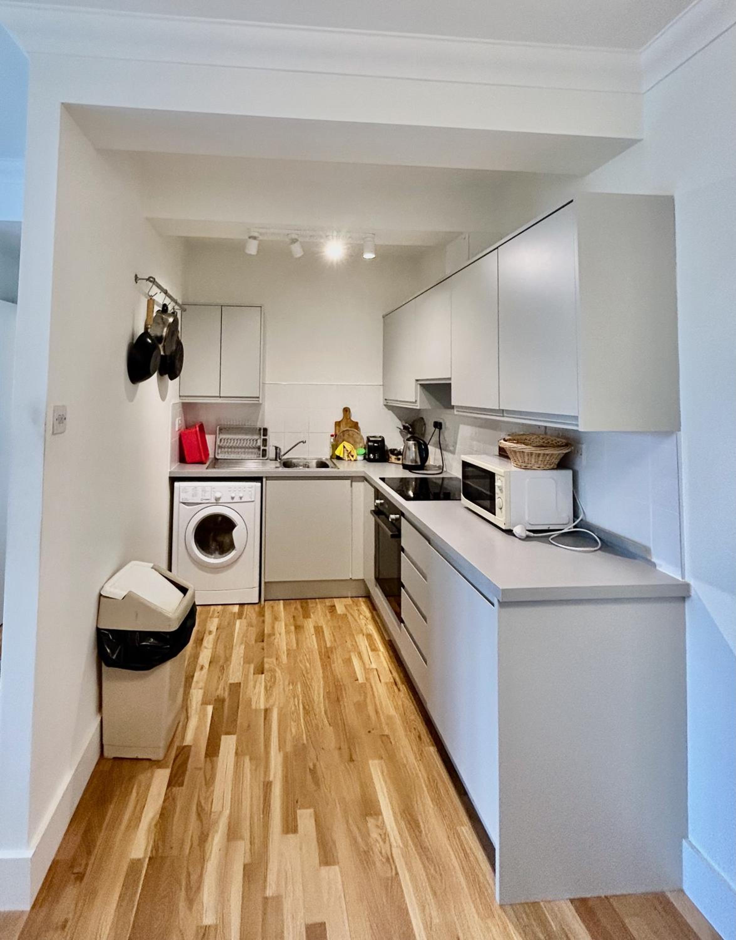 Flat w/ Balcony & Canal view - 4min to station