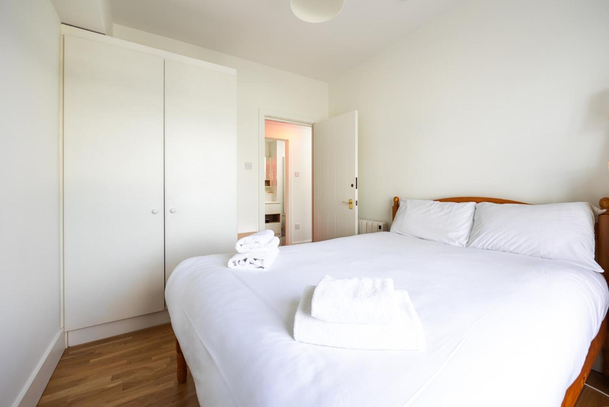 Flat w/ Balcony & Canal view - 4min to station