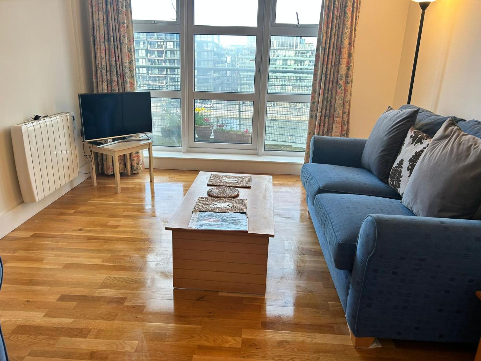 Flat w/ Balcony & Canal view - 4min to station