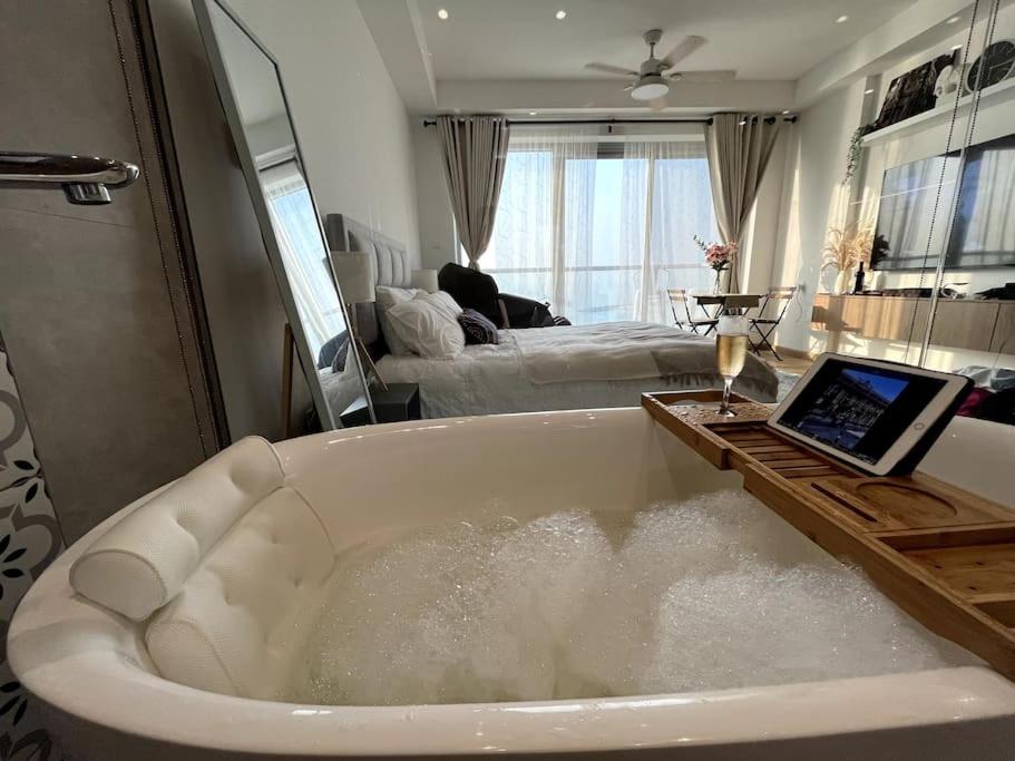 Luxury Seaview Studio Apartment -RAK Marjan Island