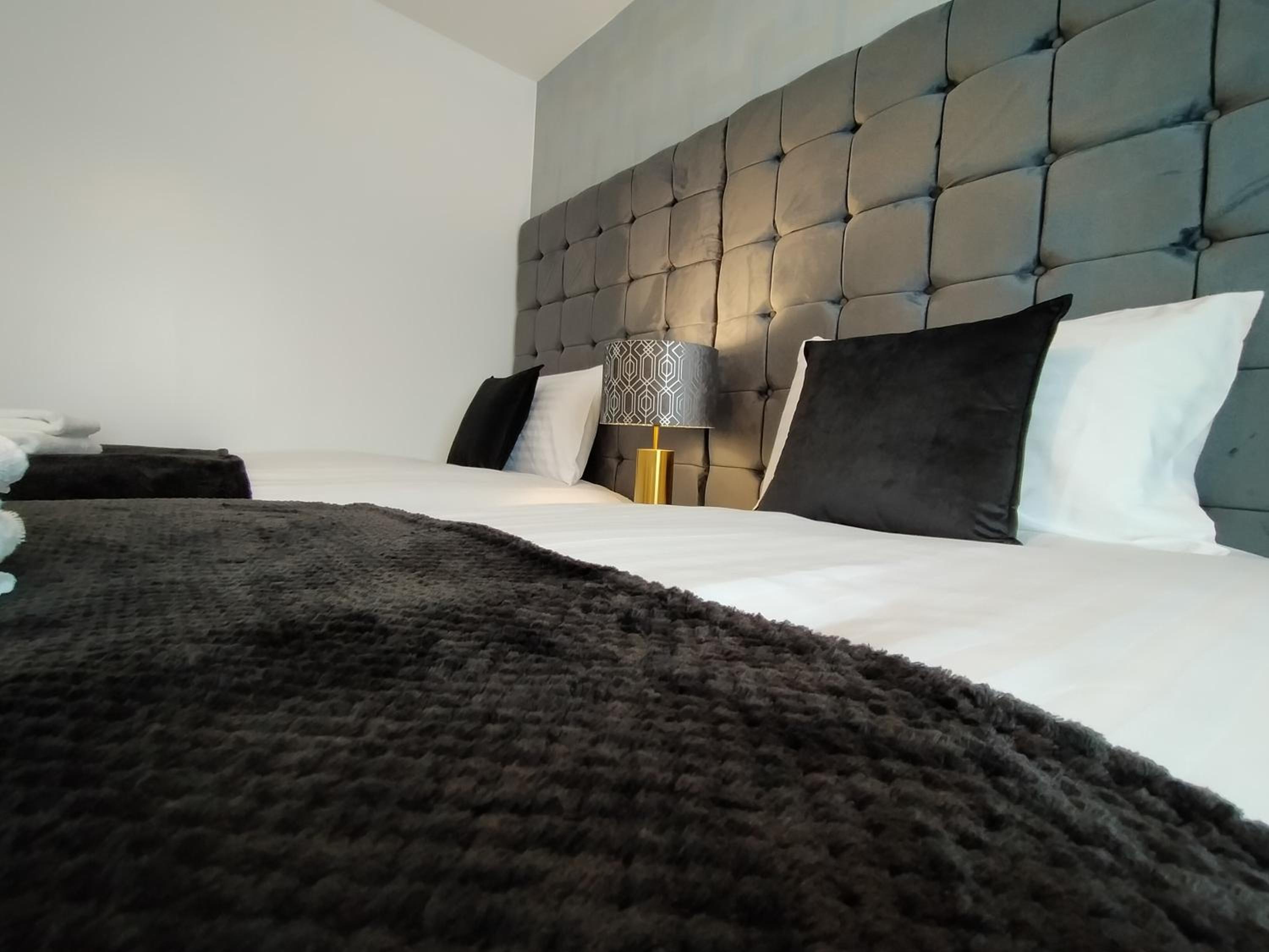 Sirius House - sleeps 7, driveway, garden view 3