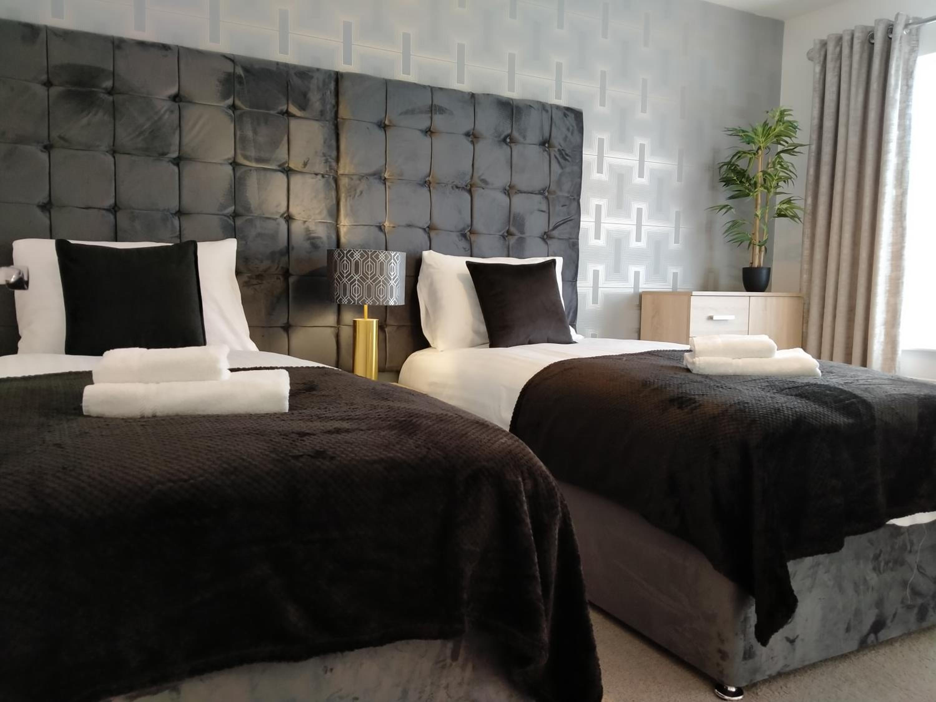 Sirius House - sleeps 7, driveway, garden view 2