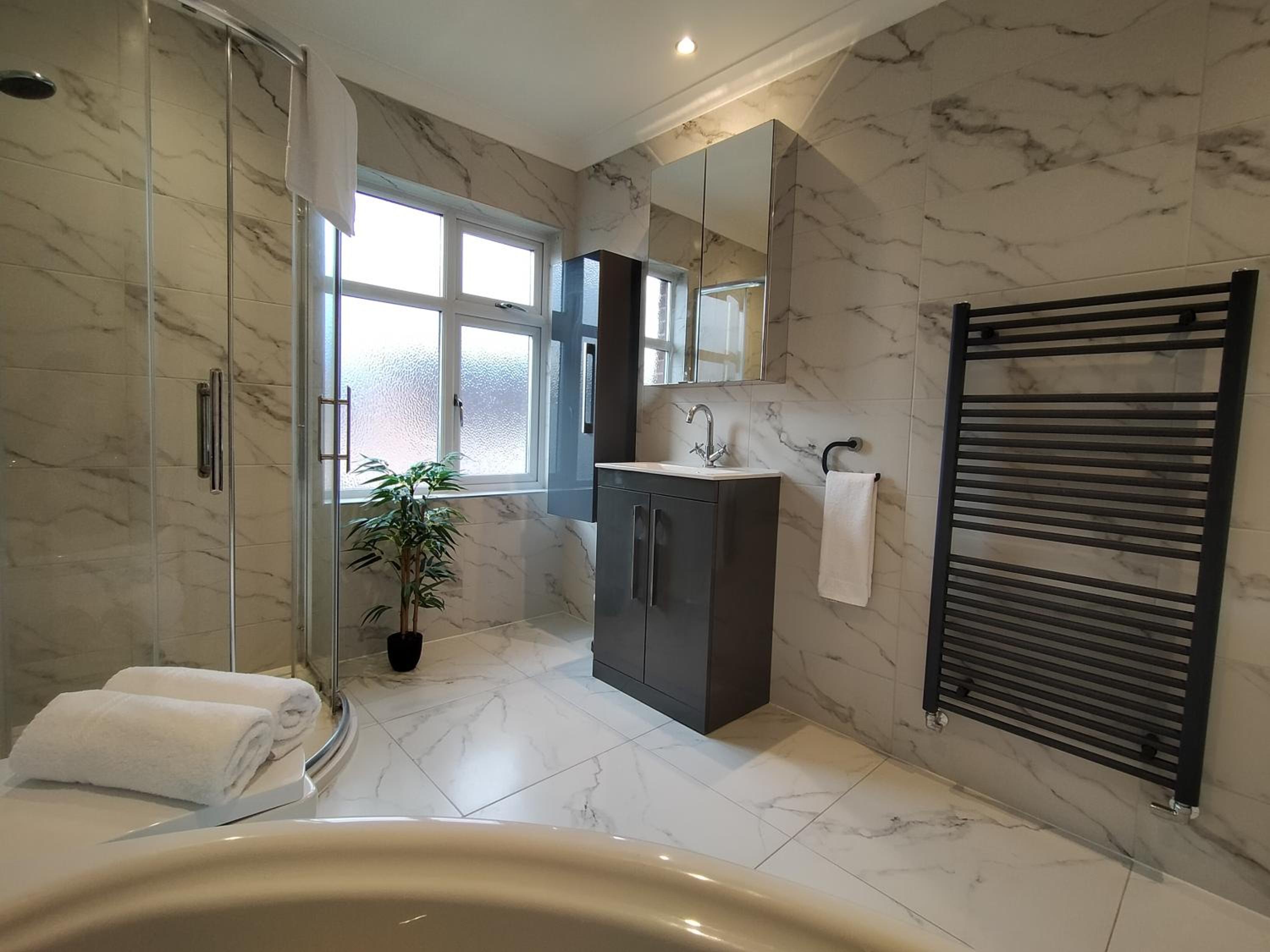 Sirius House - sleeps 7, driveway, garden view 5