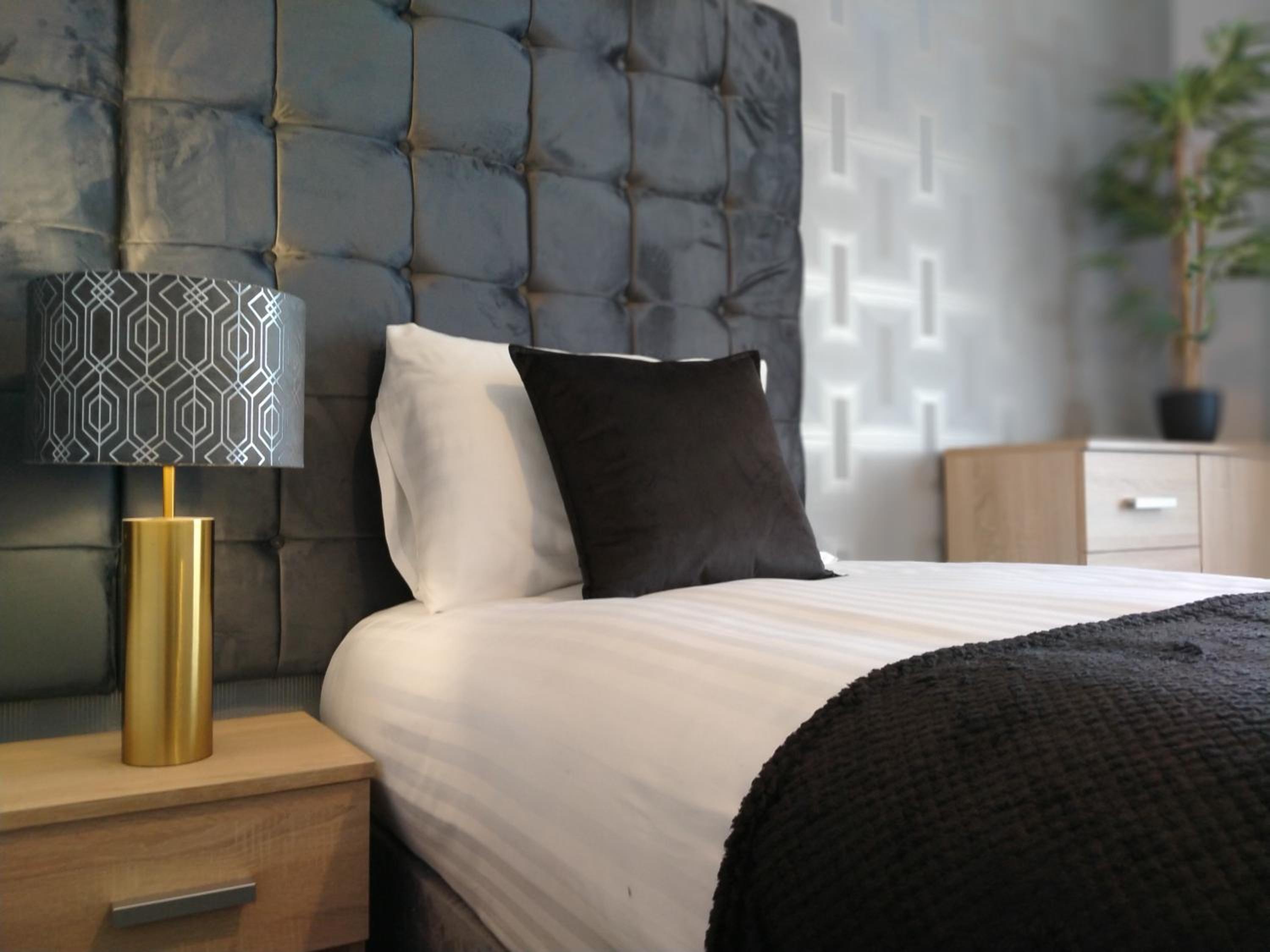 Sirius House - sleeps 7, driveway, garden view 4