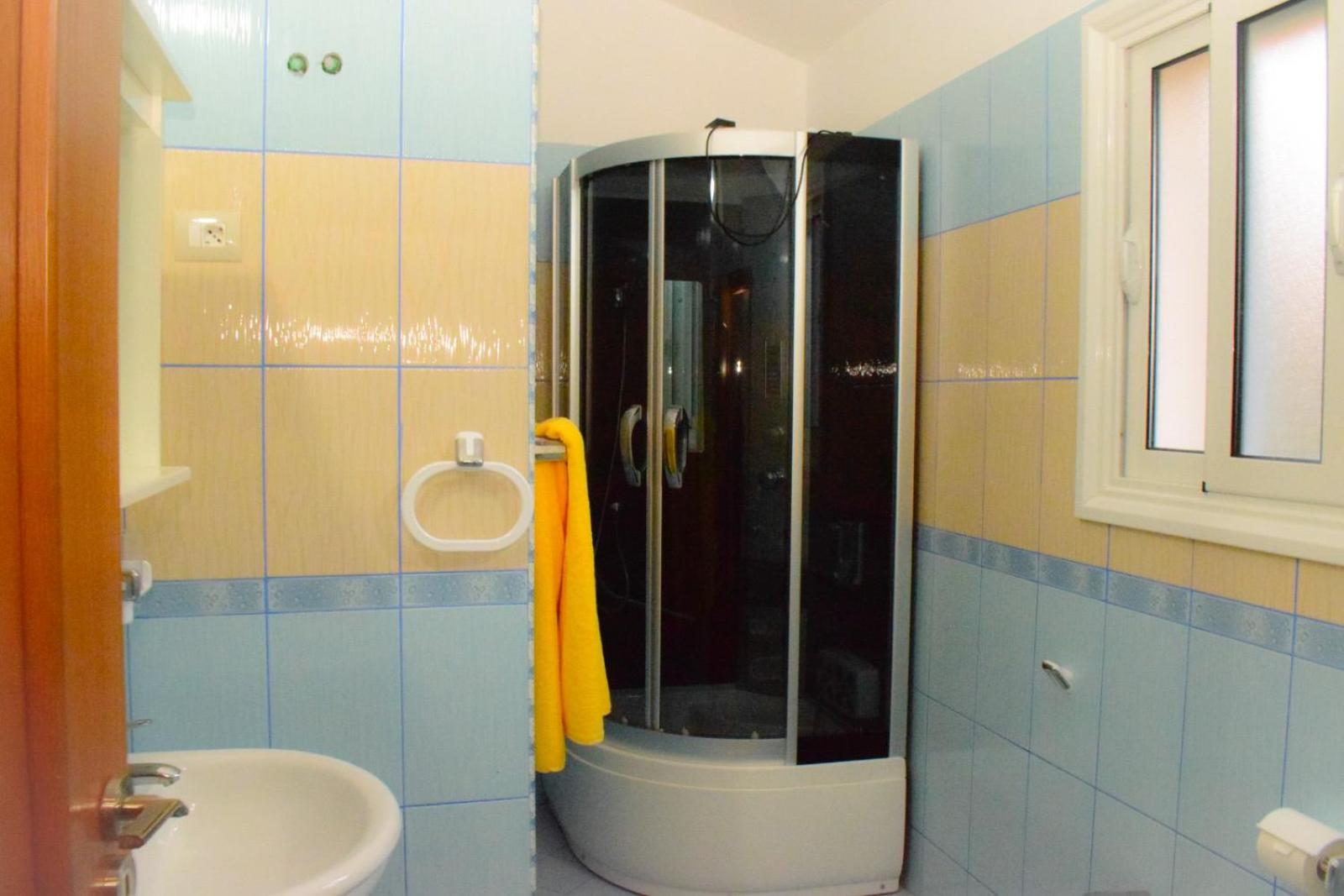 Vila Merkuri - 3-Storey Villa with Sea View