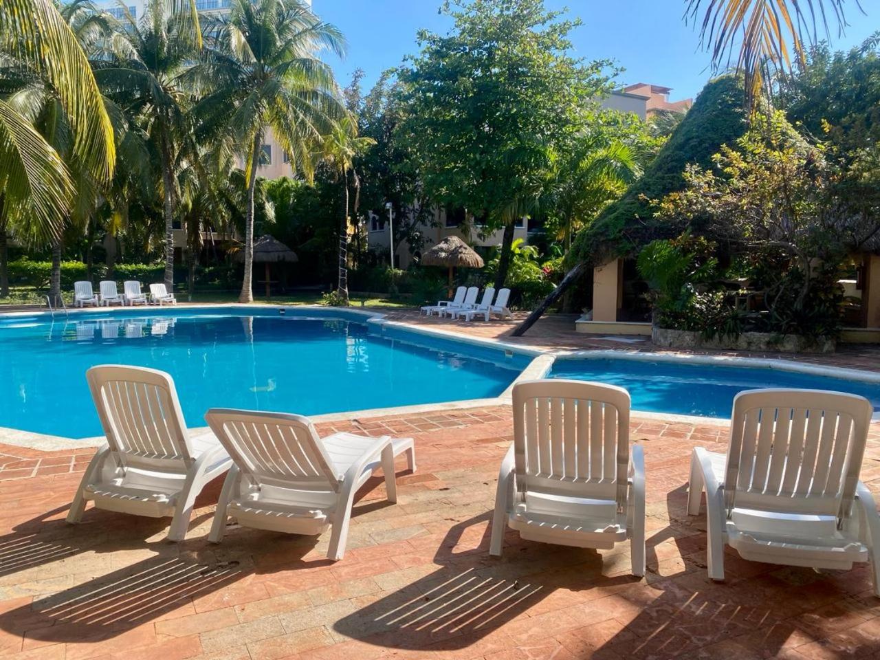 Private Villa Complex with Pool in Zona Hotelera