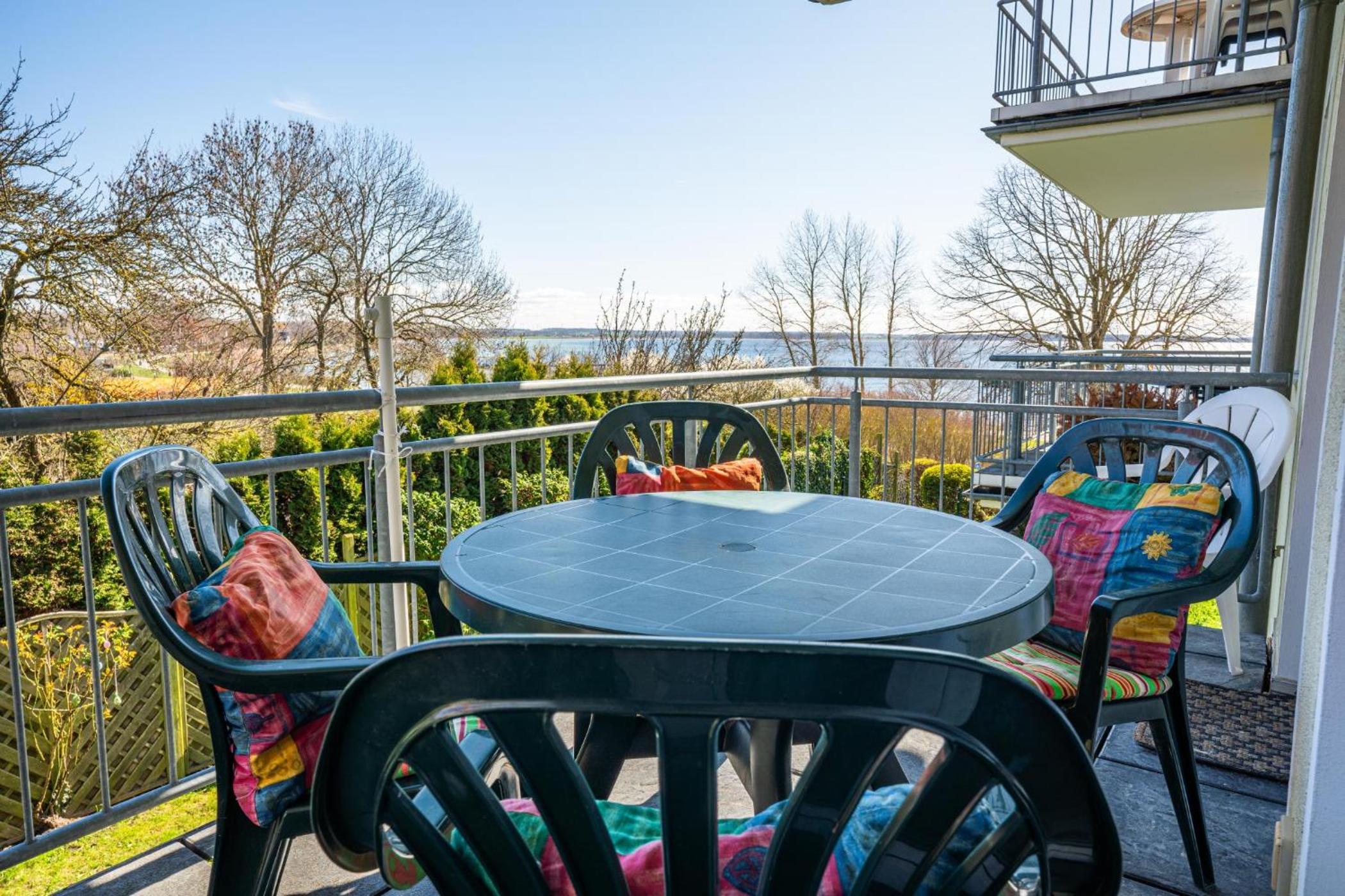 Helle Fewo mit zwei separaten Schlafzimmern und Blick vom Balkon zum Salzhaff