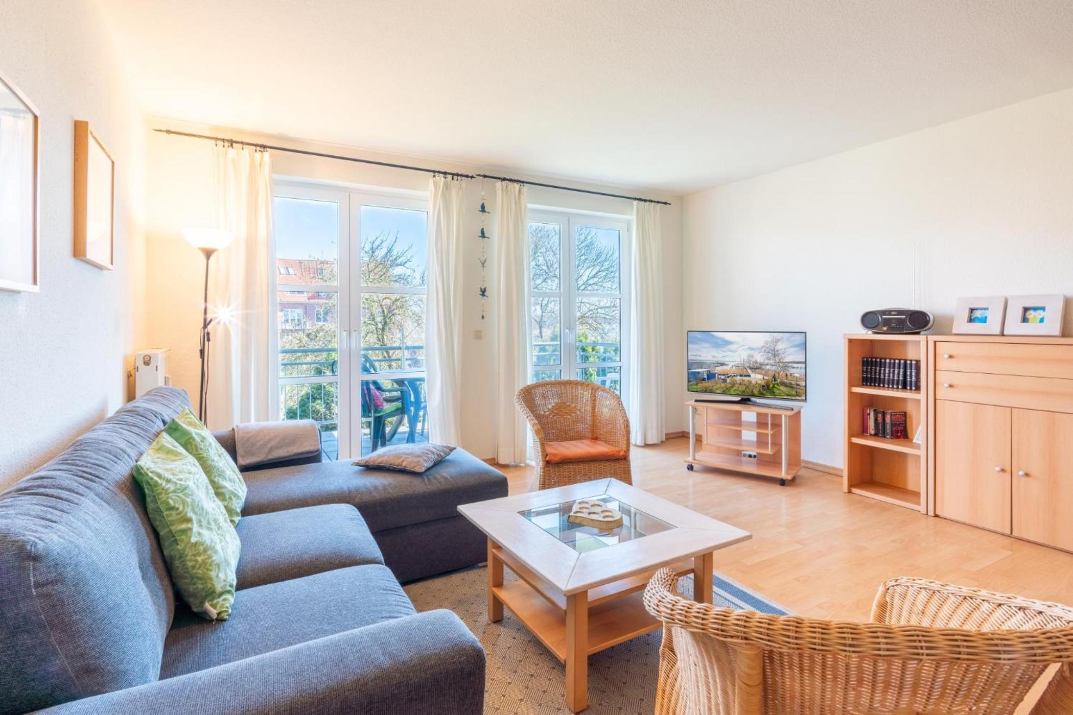 Helle Fewo mit zwei separaten Schlafzimmern und Blick vom Balkon zum Salzhaff