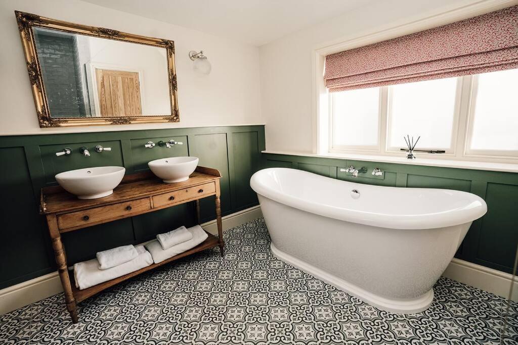 Luxury Farm Cottage with Hot Tub