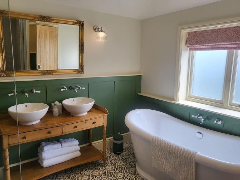 Luxury Farm Cottage with Hot Tub
