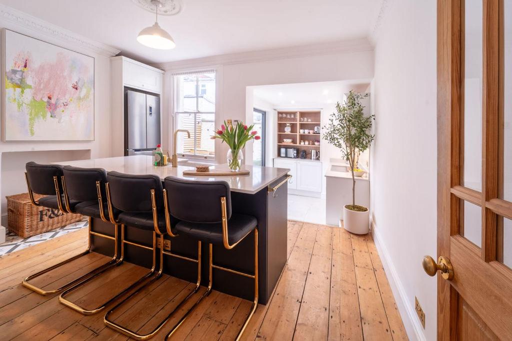 Elegant 3 bedroom home in the centre of Cheltenham view 3