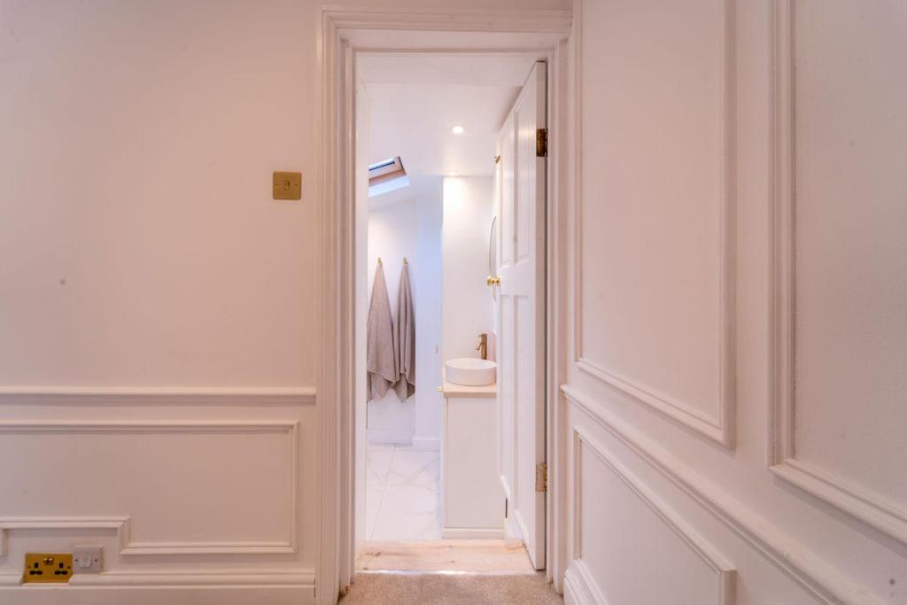 Elegant 3 bedroom home in the centre of Cheltenham view 4
