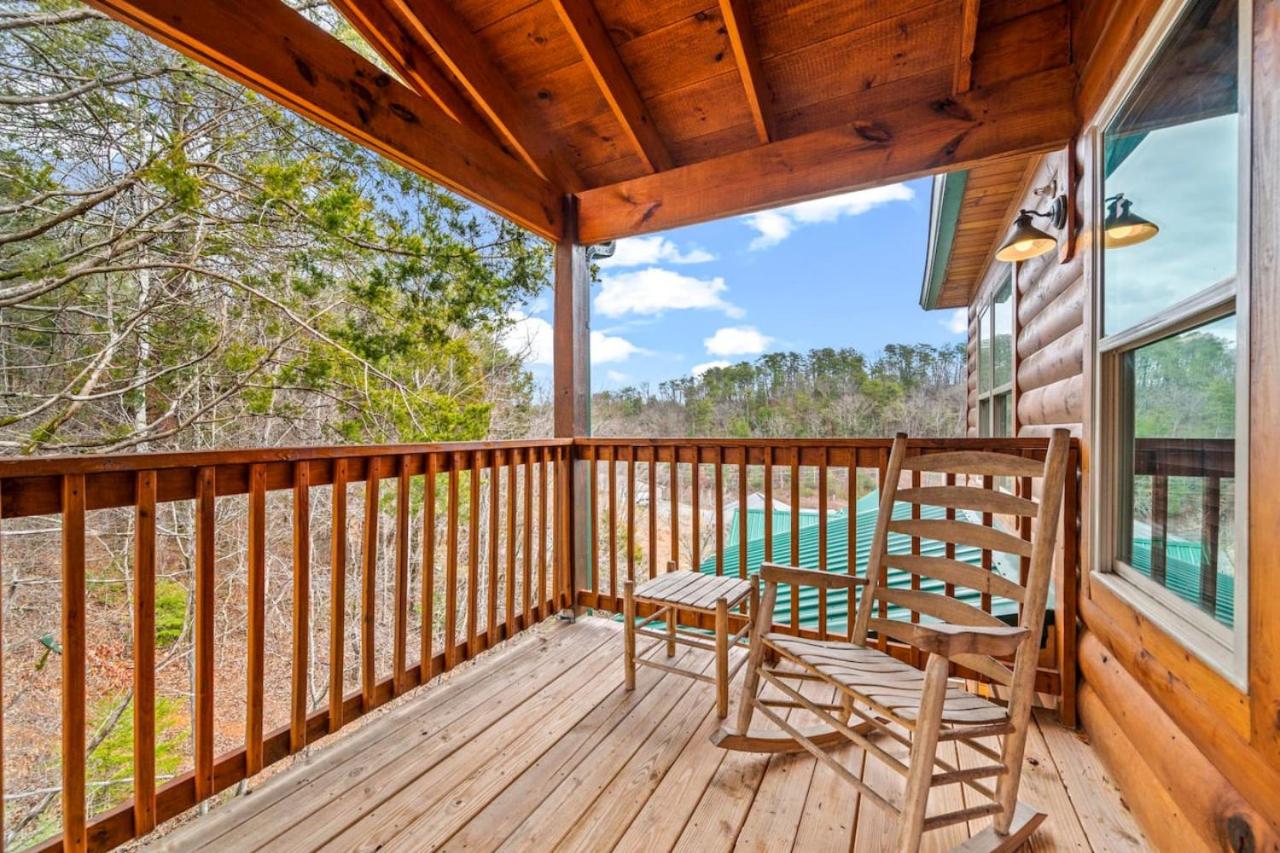 Tennessee Escape 2 Hot Tubs, 3 Decks and Pool Table view 4