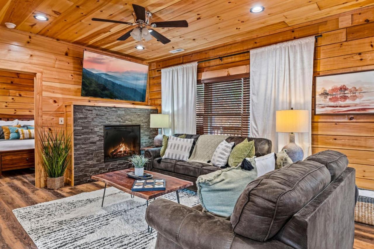 Tennessee Escape 2 Hot Tubs, 3 Decks and Pool Table view 5
