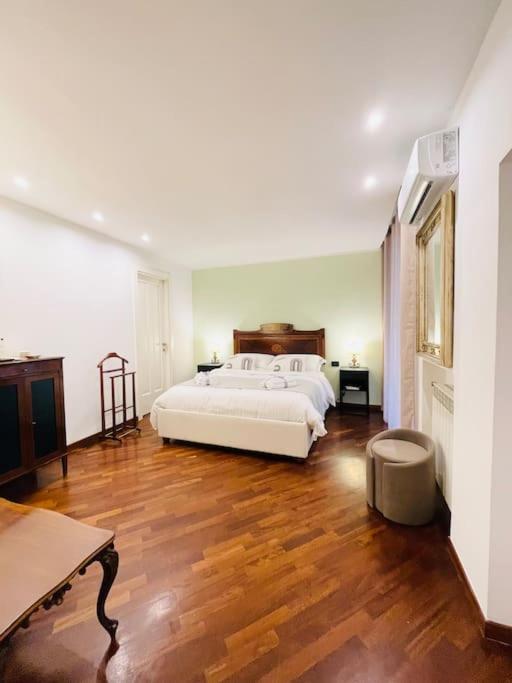 Re Gallo Luxury apartment Plebiscito in Via Chiaia
