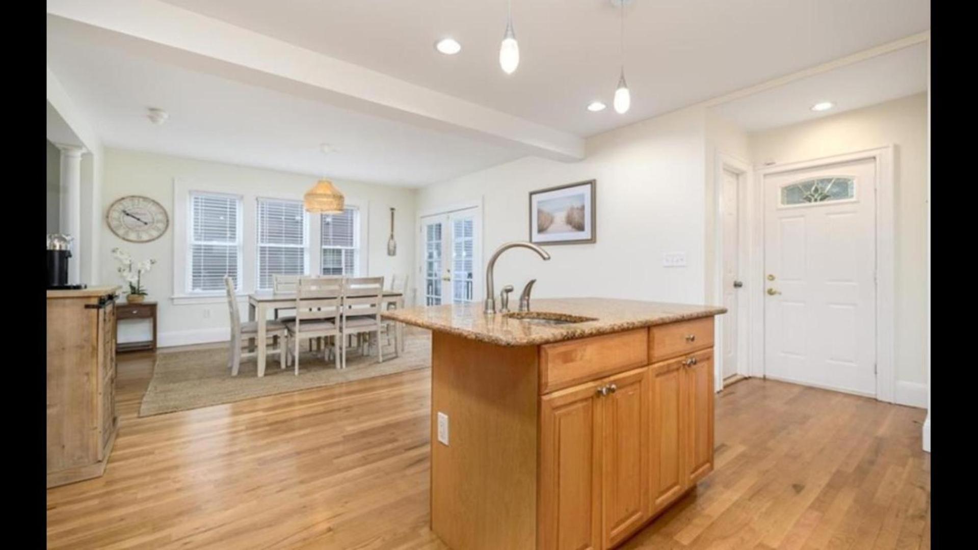 Black Rock Home - 4 bed - jacuzzi bath - beach view 2