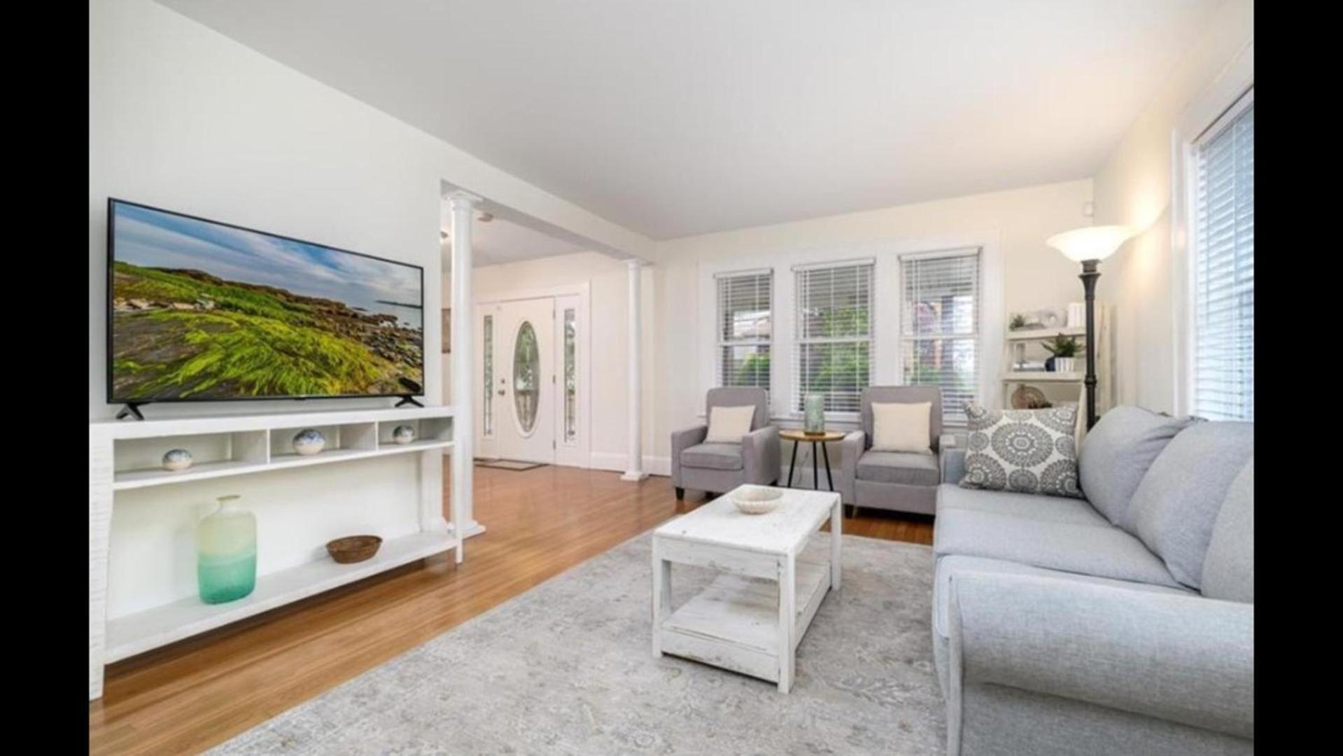 Black Rock Home - 4 bed - jacuzzi bath - beach view 4