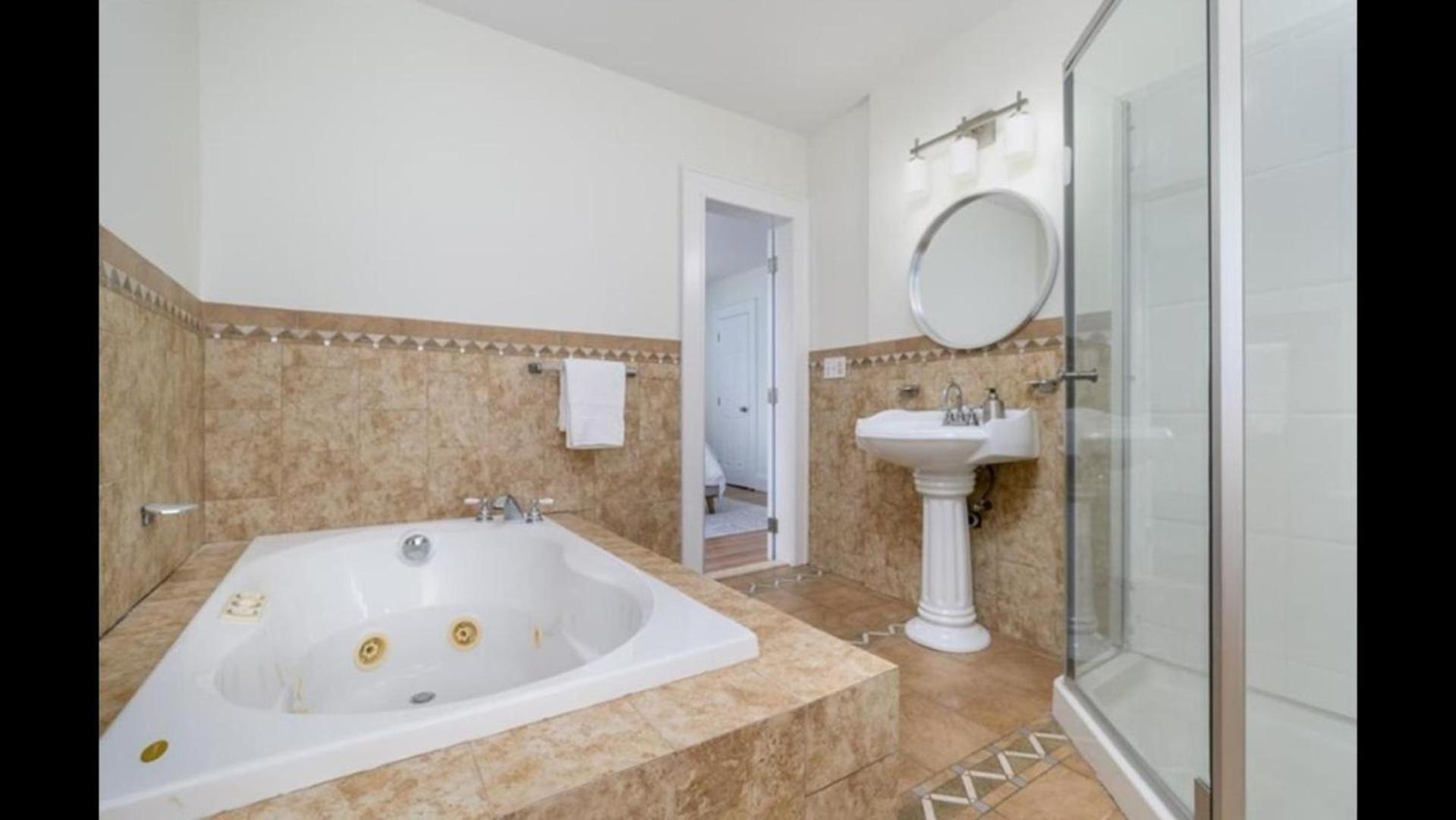 Black Rock Home - 4 bed - jacuzzi bath - beach view 5