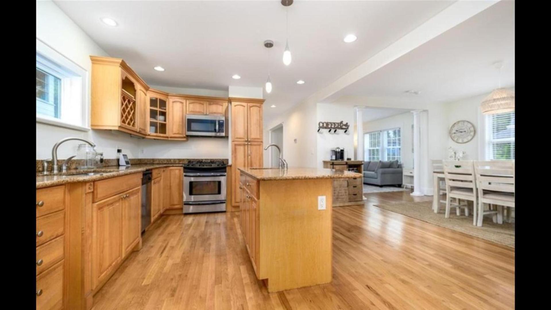 Black Rock Home - 4 bed - jacuzzi bath - beach view 3