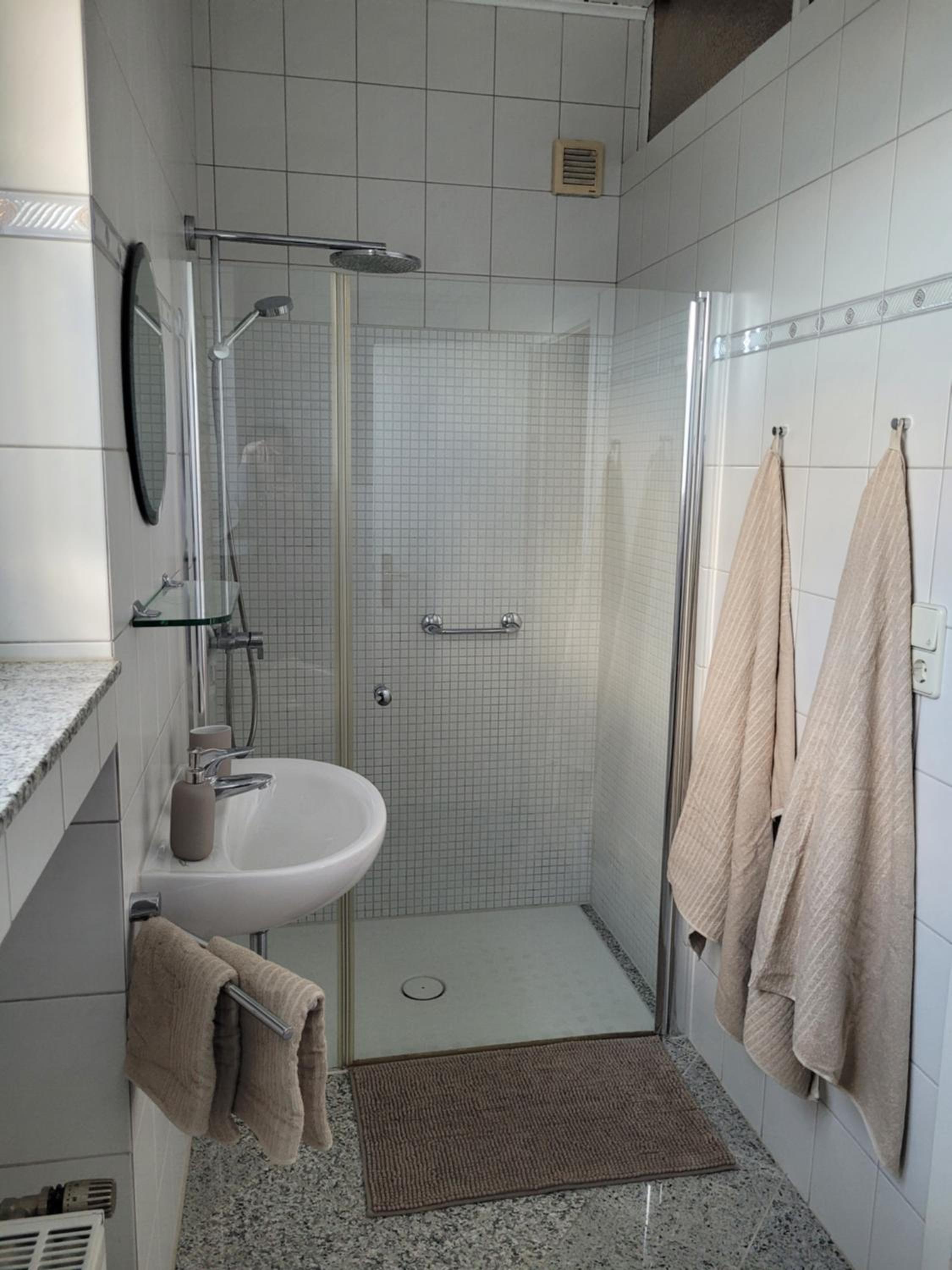 Wunderschönes 4 Zimmer Altbau Apartment mit Terrasse und Patio