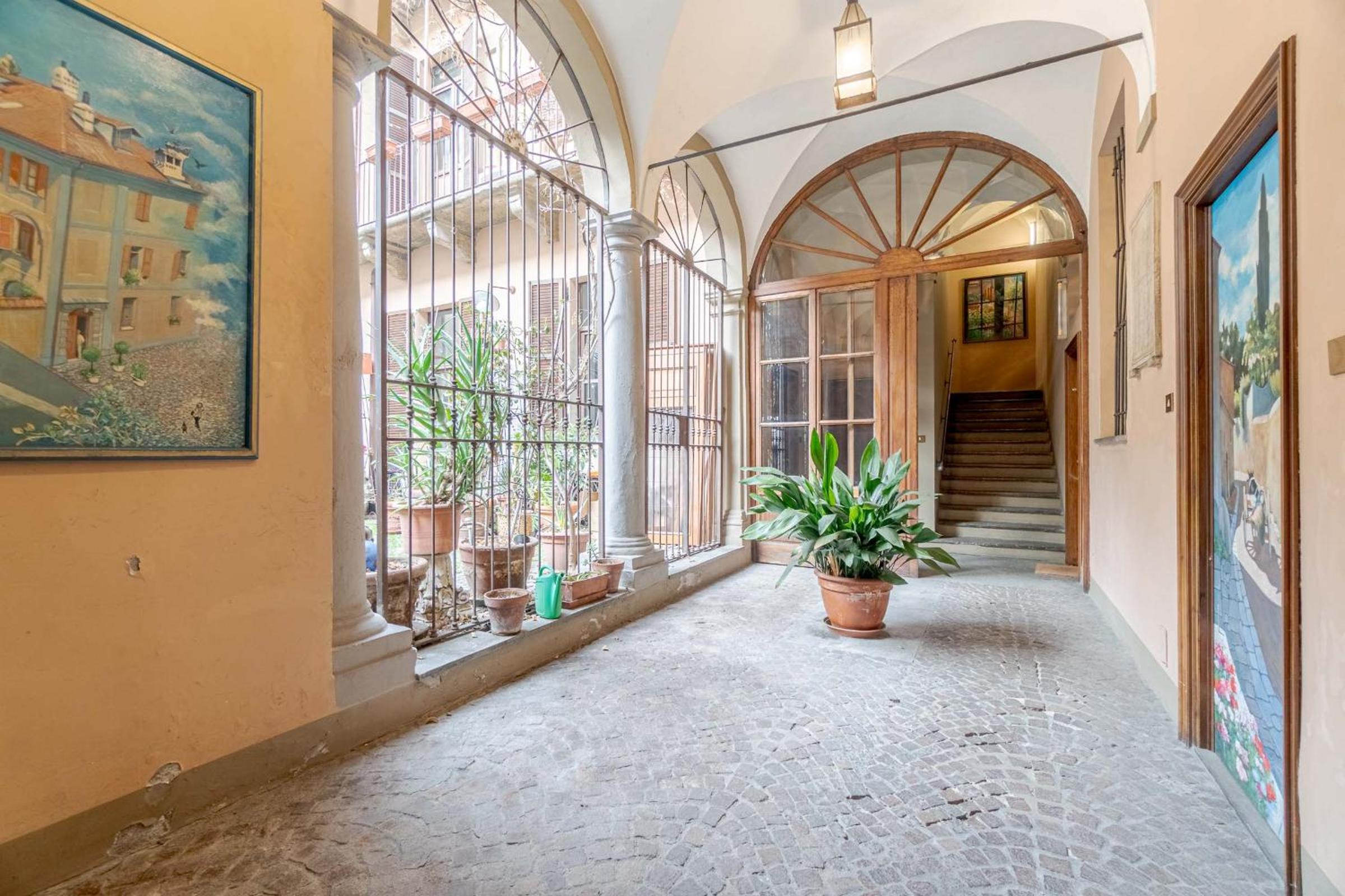 GuestHost - Quadrilatero Romano! Exclusive & Roomy Apartment view 4