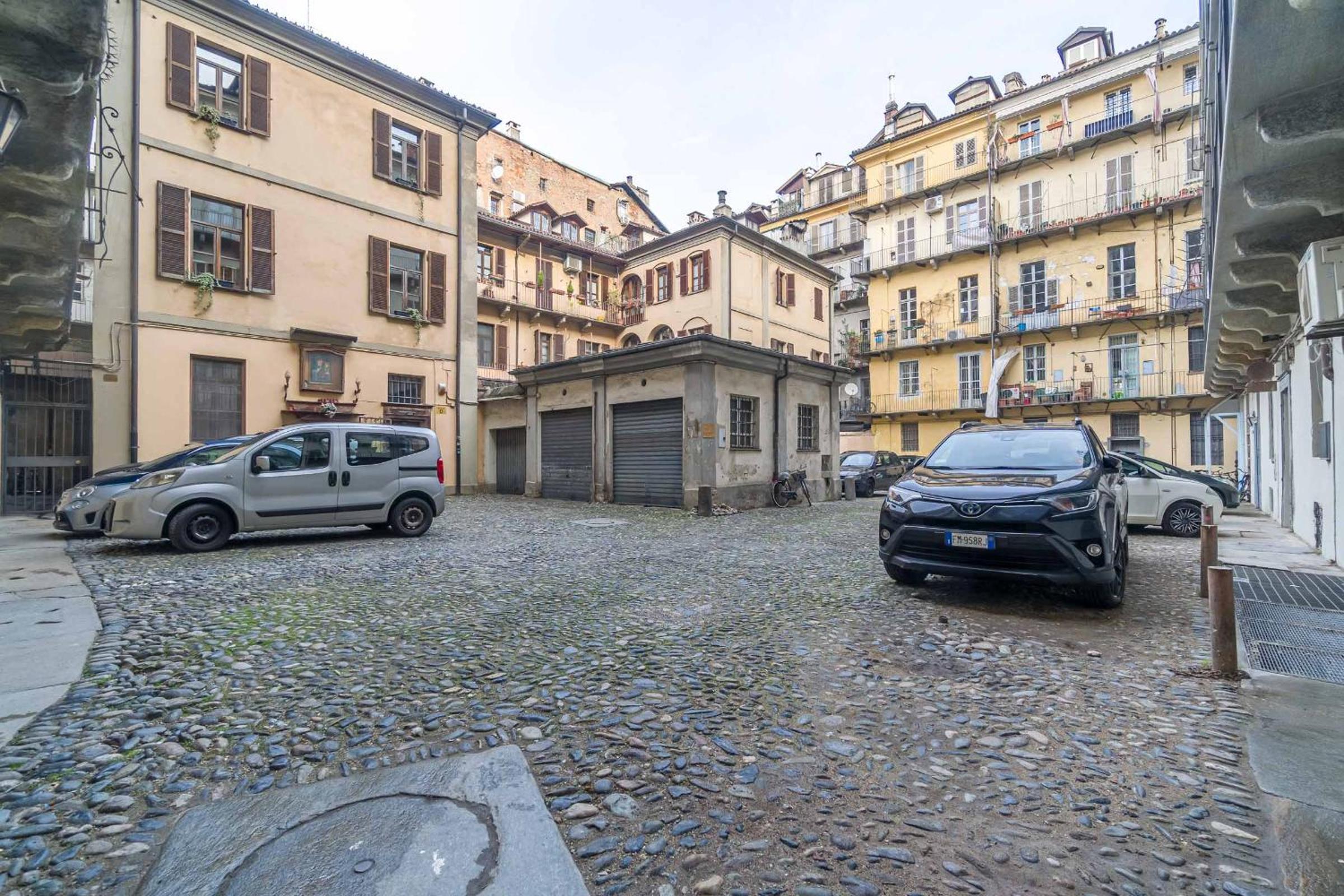 GuestHost - Quadrilatero Romano! Exclusive & Roomy Apartment view 3