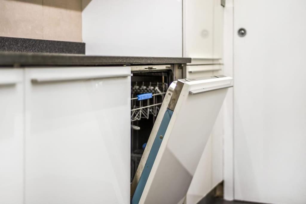 2BR London Basement Flat 13 min walk to Edgware Road & 6mins walk to Marble Arch Station, free Wi-Fi