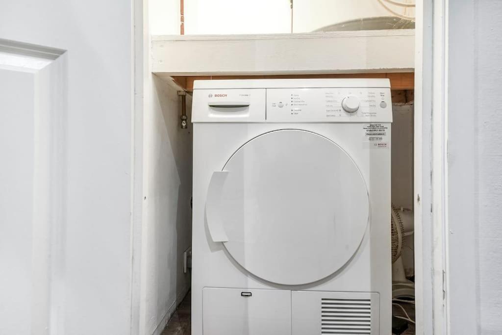 2BR London Basement Flat 13 min walk to Edgware Road & 6mins walk to Marble Arch Station, free Wi-Fi