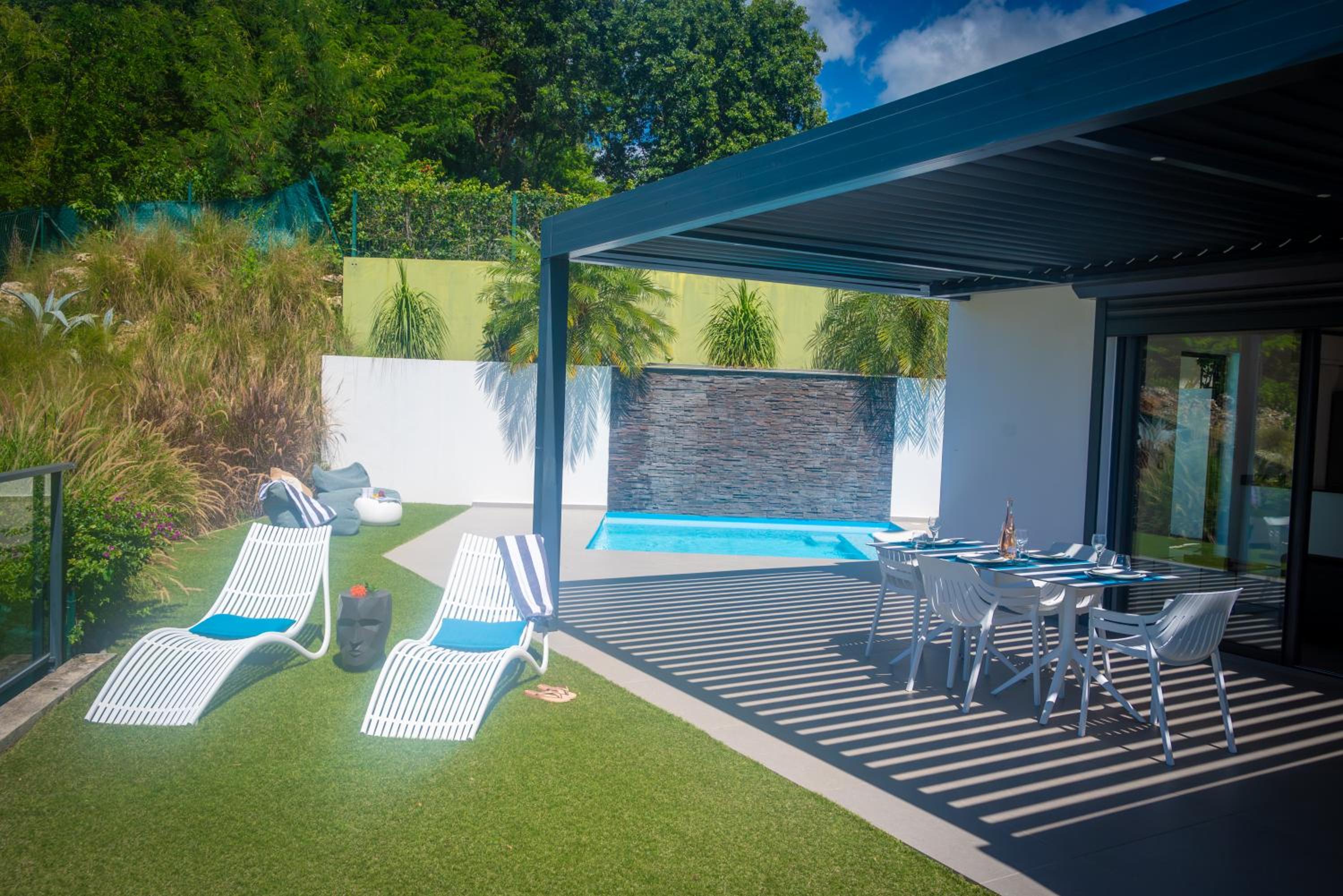 Tropic & Chic view 4