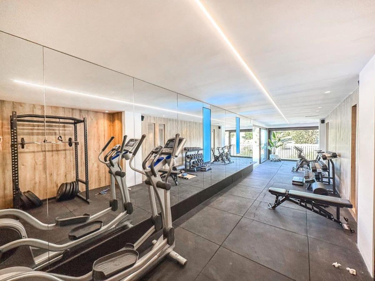Villa Paraiso w parking gym pool lounge cinema