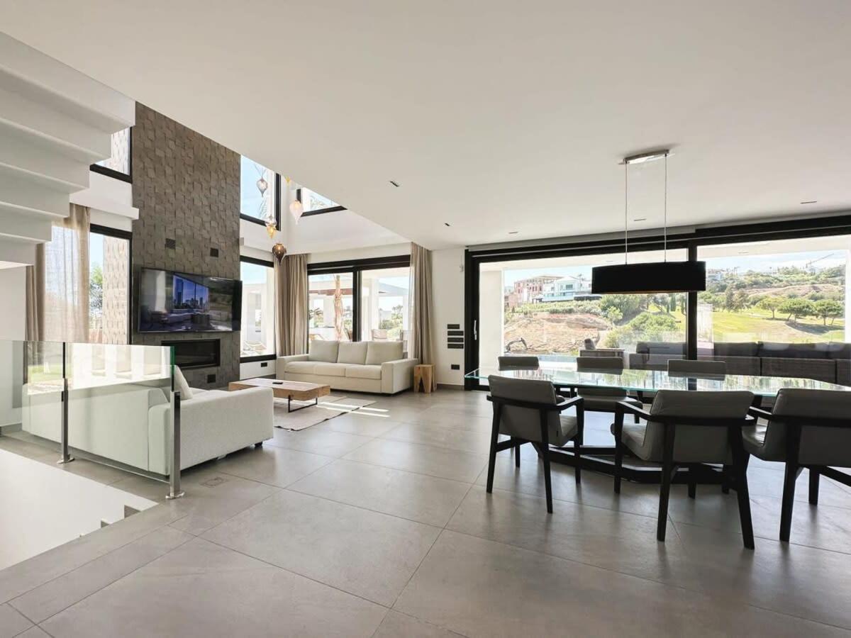 Villa Paraiso w parking gym pool lounge cinema