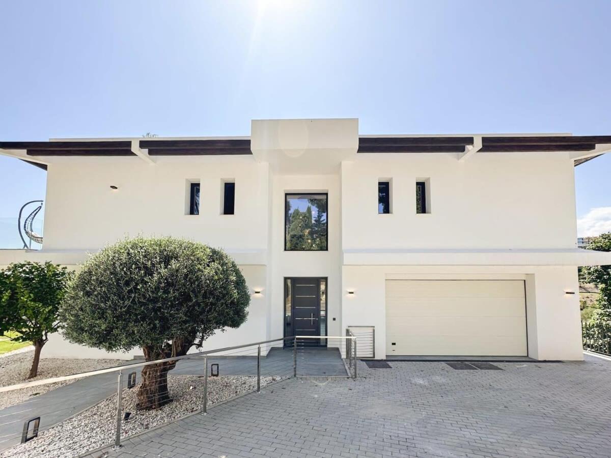 Villa Paraiso w parking gym pool lounge cinema