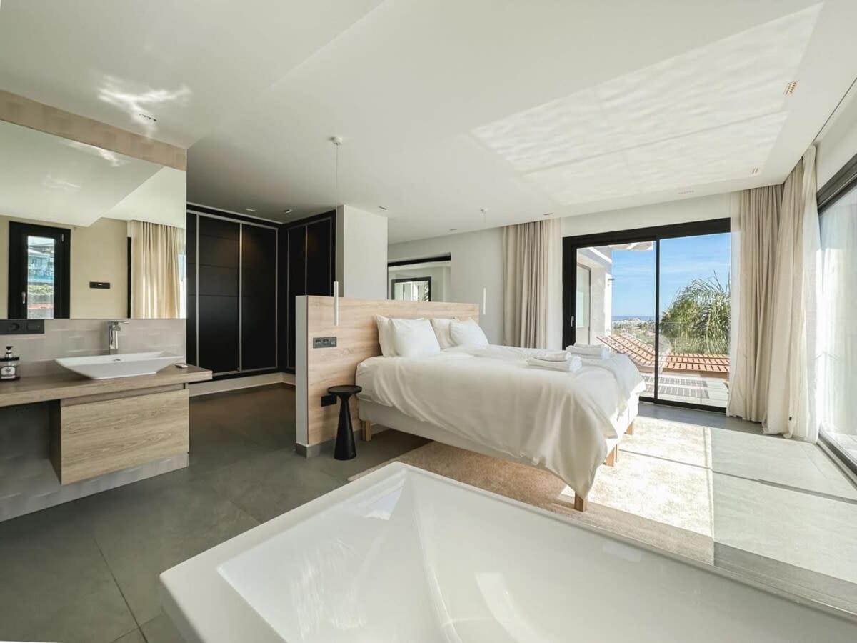 Villa Paraiso w parking gym pool lounge cinema