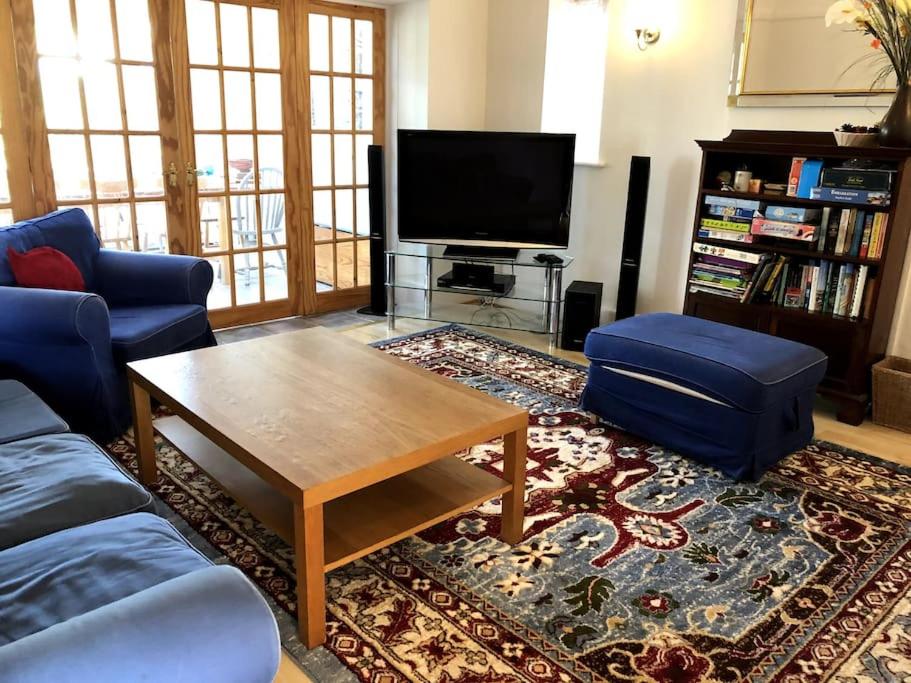 Family-friendly detached home in quiet road view 2