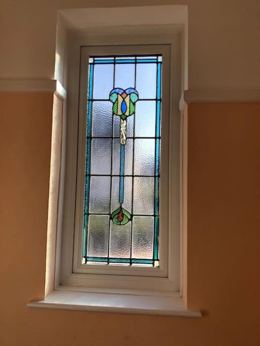 Family-friendly detached home in quiet road view 3