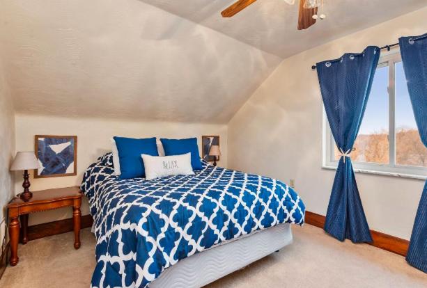 Cheerful Home | Fire Pit | Sleeps 8 view 2