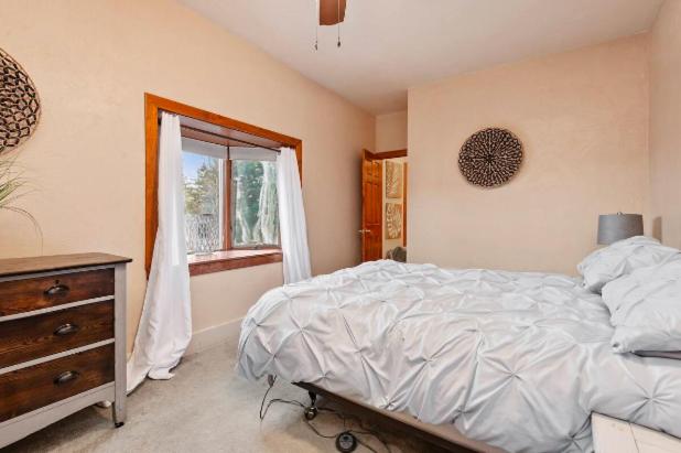 Cheerful Home | Fire Pit | Sleeps 8 view 3
