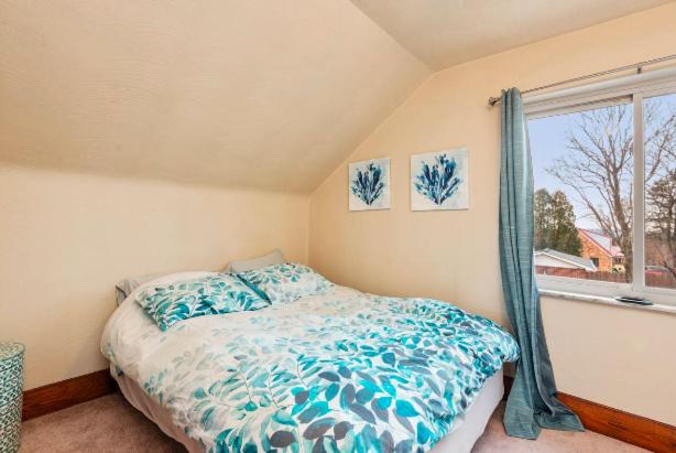 Cheerful Home | Fire Pit | Sleeps 8 view 4