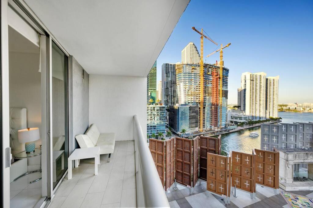 POOLSIDE CORNER 2 BEDROOMS ICON BRICKELL BAY & POOL VIEWS * 5 STAR SPA
