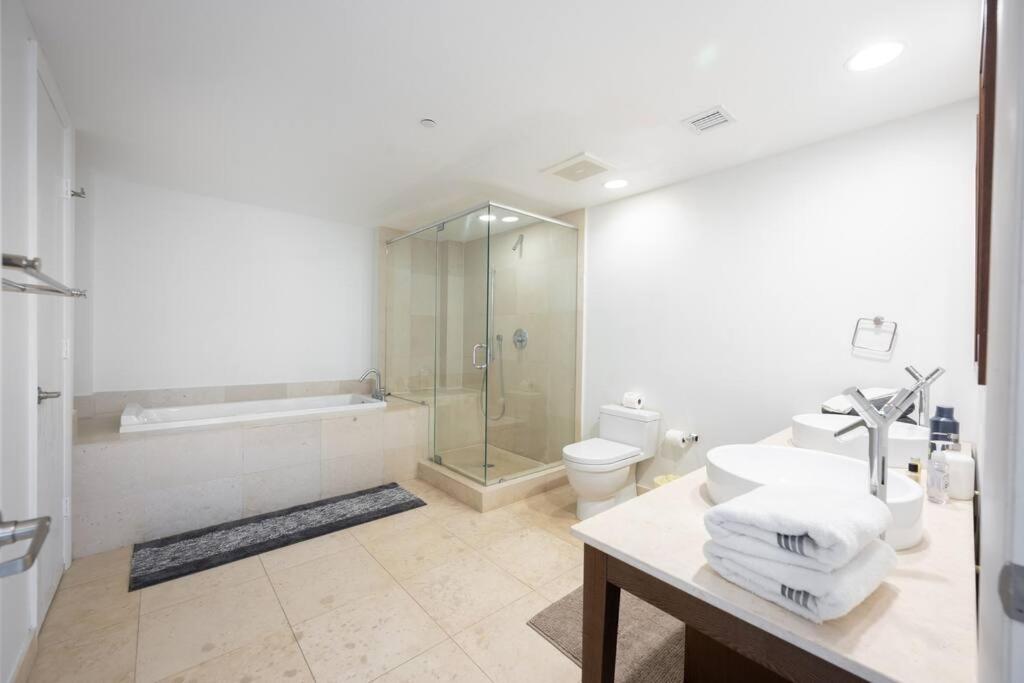 POOLSIDE CORNER 2 BEDROOMS ICON BRICKELL BAY & POOL VIEWS * 5 STAR SPA