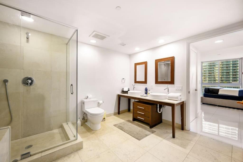 POOLSIDE CORNER 2 BEDROOMS ICON BRICKELL BAY & POOL VIEWS * 5 STAR SPA