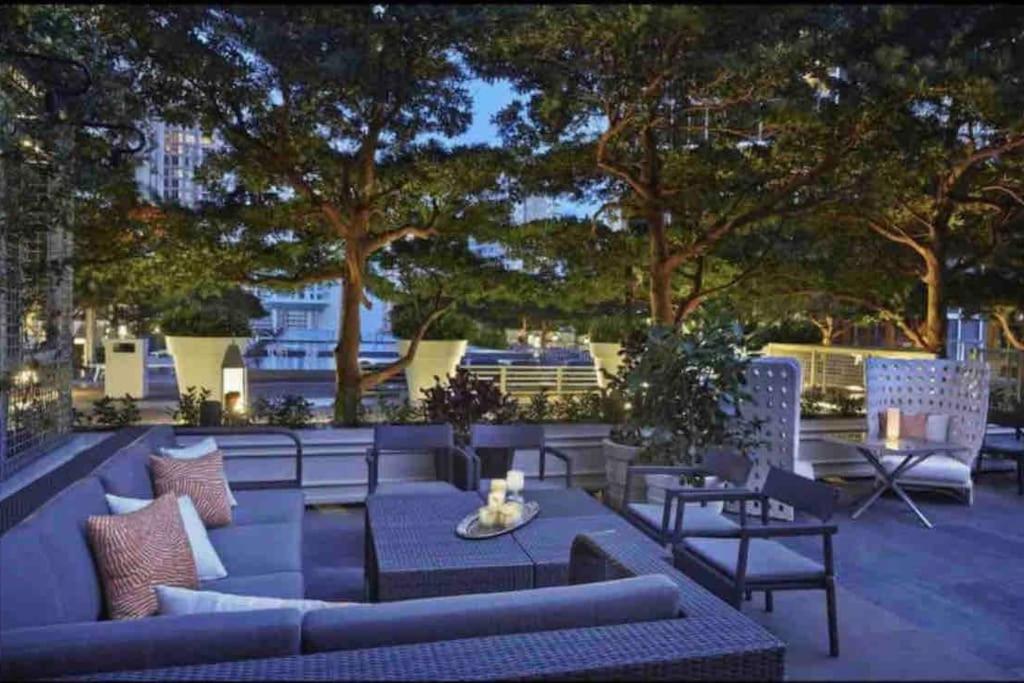 POOLSIDE CORNER 2 BEDROOMS ICON BRICKELL BAY & POOL VIEWS * 5 STAR SPA