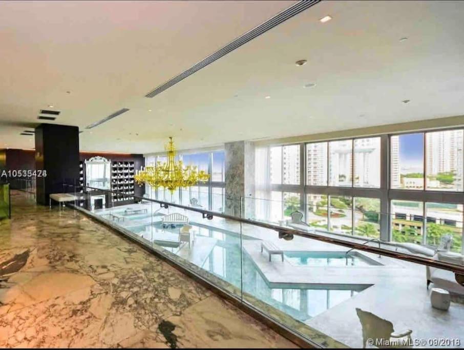POOLSIDE CORNER 2 BEDROOMS ICON BRICKELL BAY & POOL VIEWS * 5 STAR SPA