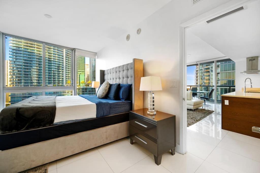 POOLSIDE CORNER 2 BEDROOMS ICON BRICKELL BAY & POOL VIEWS * 5 STAR SPA