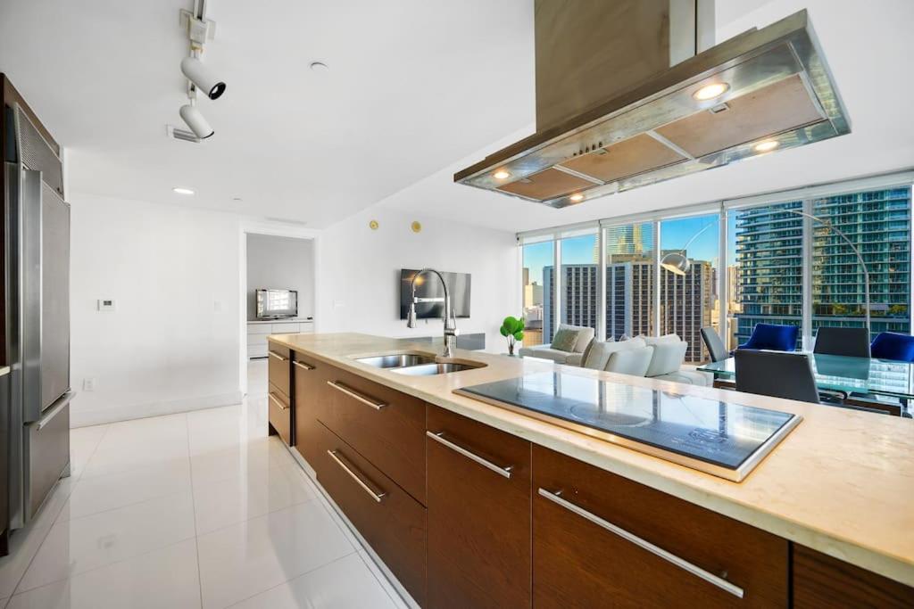 POOLSIDE CORNER 2 BEDROOMS ICON BRICKELL BAY & POOL VIEWS * 5 STAR SPA