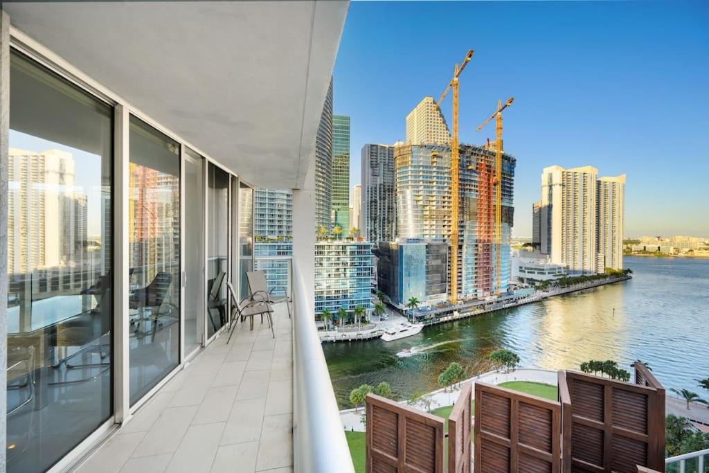 POOLSIDE CORNER 2 BEDROOMS ICON BRICKELL BAY & POOL VIEWS * 5 STAR SPA