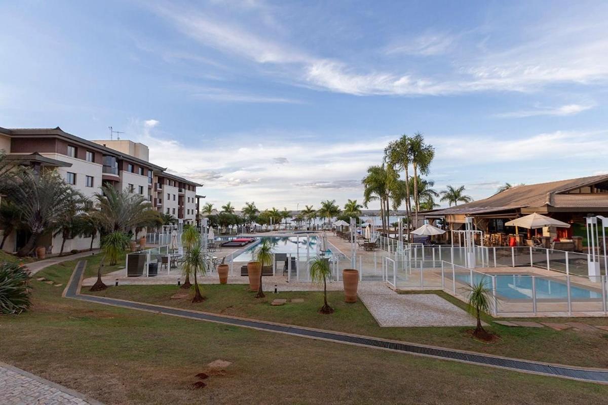 Apt facing Lake Paranoá - CLR314