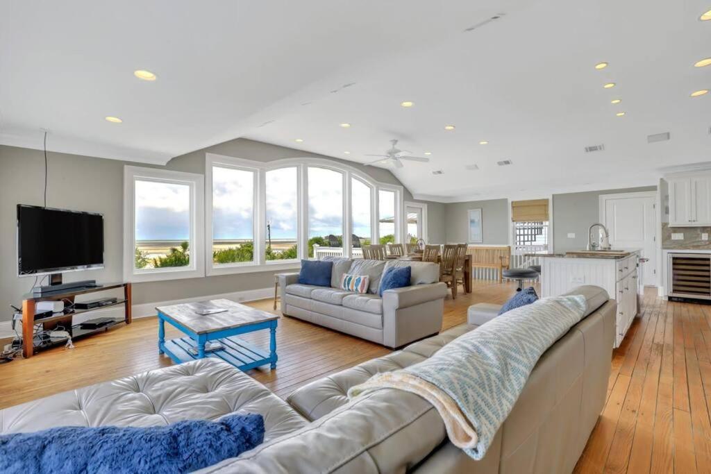 Luxury Beach Front Home: Breath Taking Views view 5