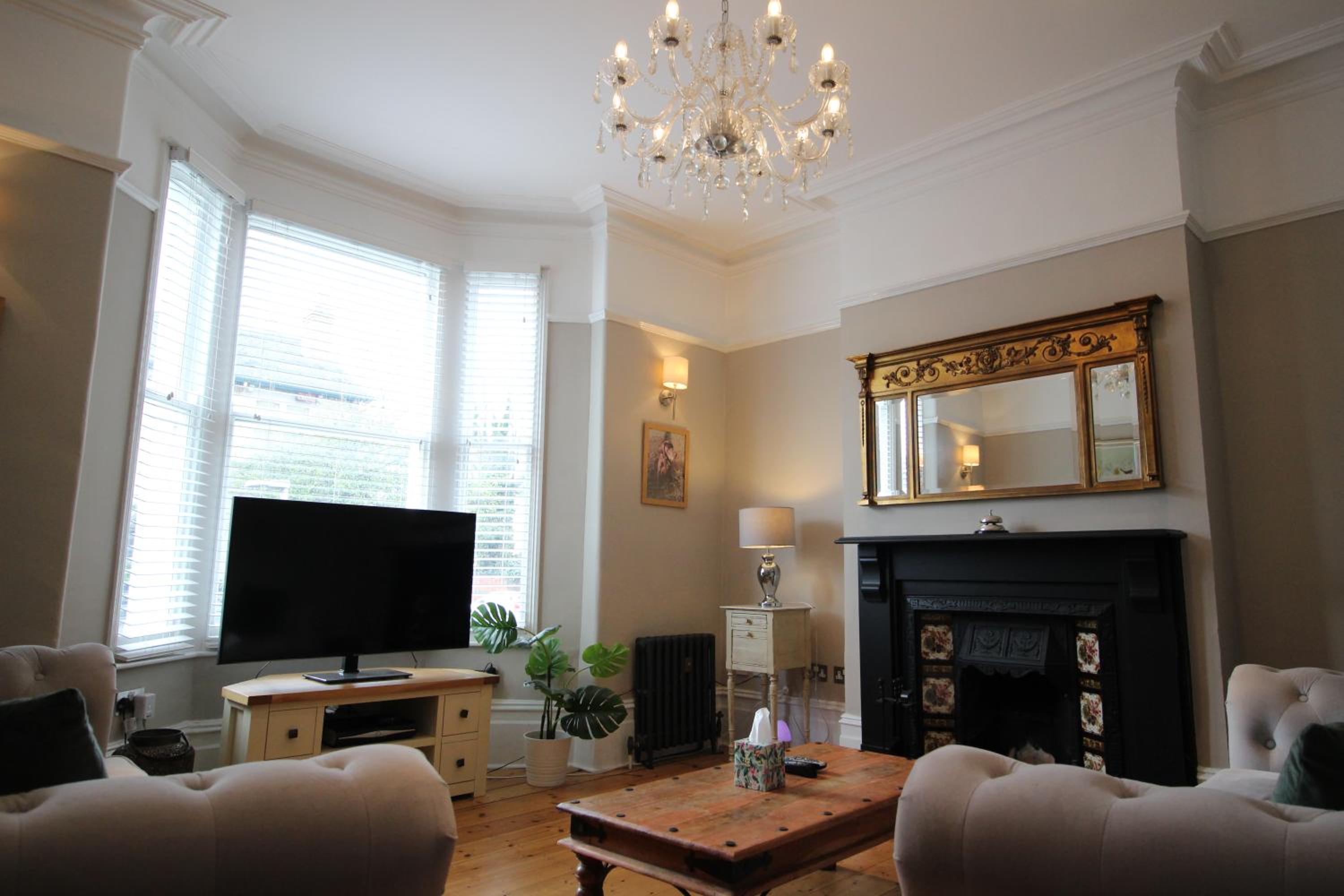 orwell villa elegant period 5 bed close to town sleeps 15 view 3