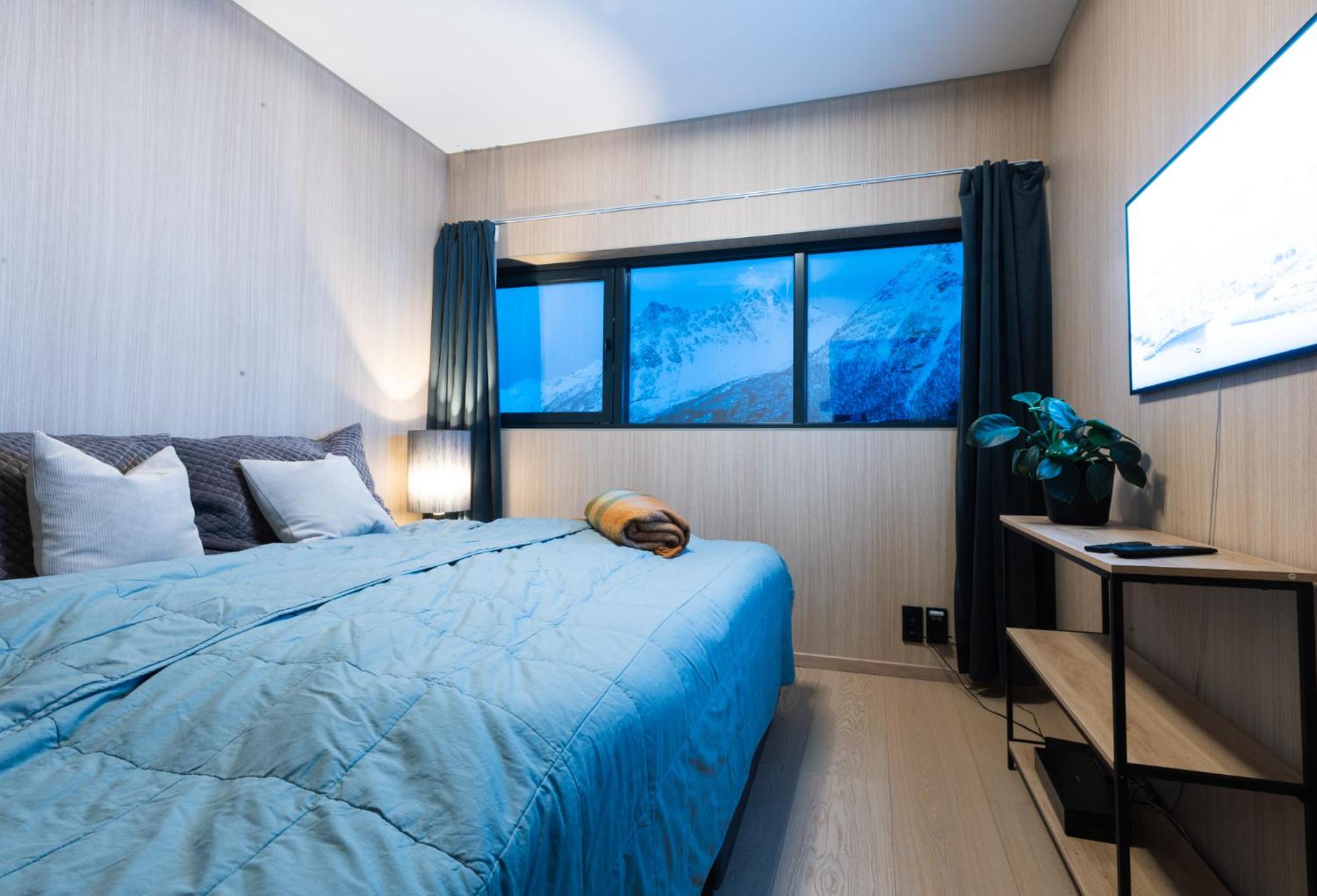 New luxury cabin near Henningsvær Lofoten view 4